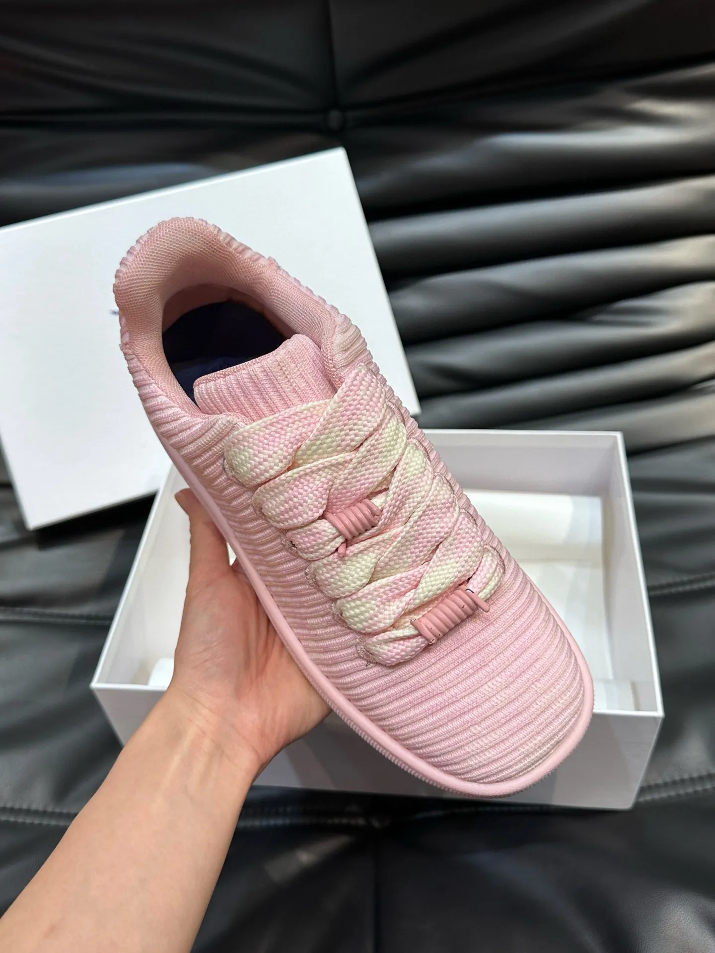 Factory price: 458💰Burberry Box series👫 Thick-soled casual sports shoes for couples, cool sneakers and bread shoes, purchased and developed from the original version, the top version of Box series sports shoes, made of original plaid/knitted fabric, embellished with EKD embossing. Made of mesh lining, the laces are decorated with metal coils, the rubber sole is decorated with the Burberry letter logo, and the original molded 3.5CM two-color T men's shoe 💰U outsole! Code number: 35-45 (35-45 customized)